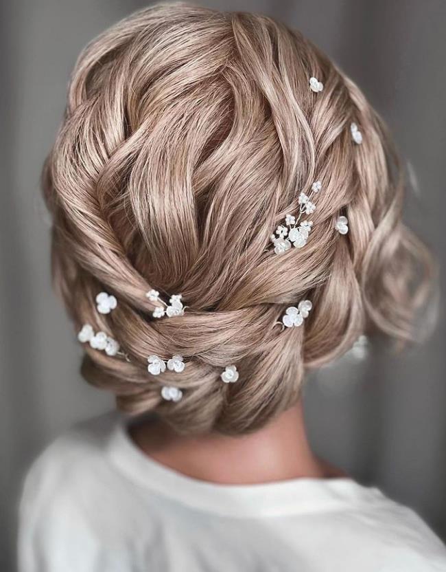 Bud-like Bridesmaid hairstyle for wedding woman