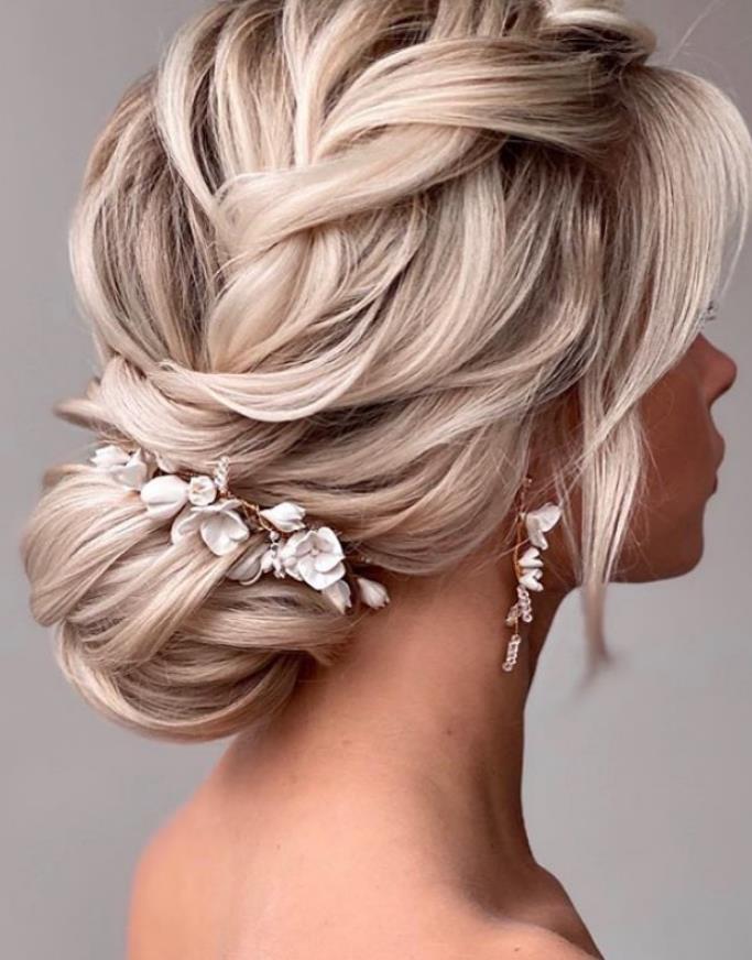 Bud-like Bridesmaid hairstyle for wedding woman