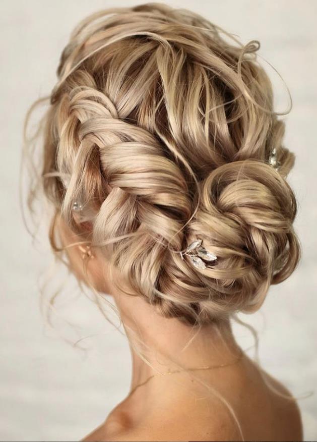 Bud-like Bridesmaid hairstyle for wedding woman