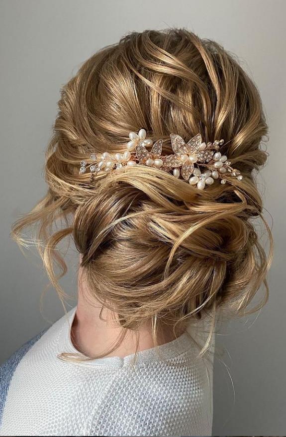 Bud-like Bridesmaid hairstyle for wedding woman