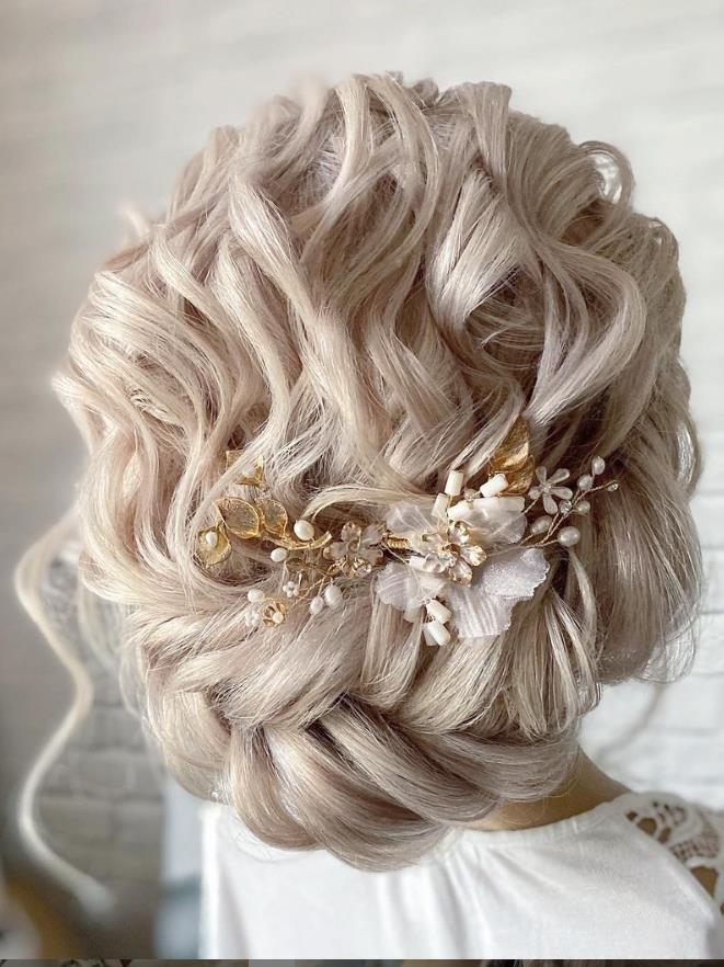 Bud-like Bridesmaid hairstyle for wedding woman