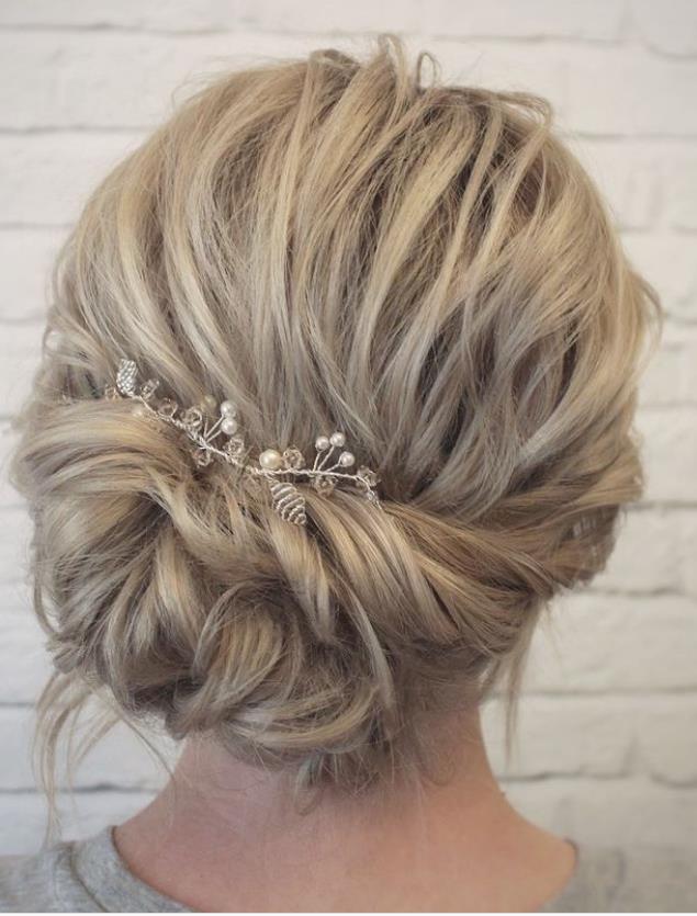 Bud-like Bridesmaid hairstyle for wedding woman