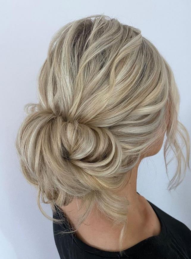 Bud-like Bridesmaid hairstyle for wedding woman