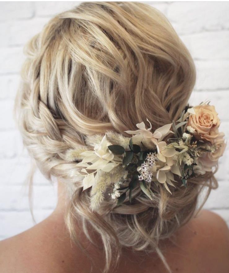 Bud-like Bridesmaid hairstyle for wedding woman