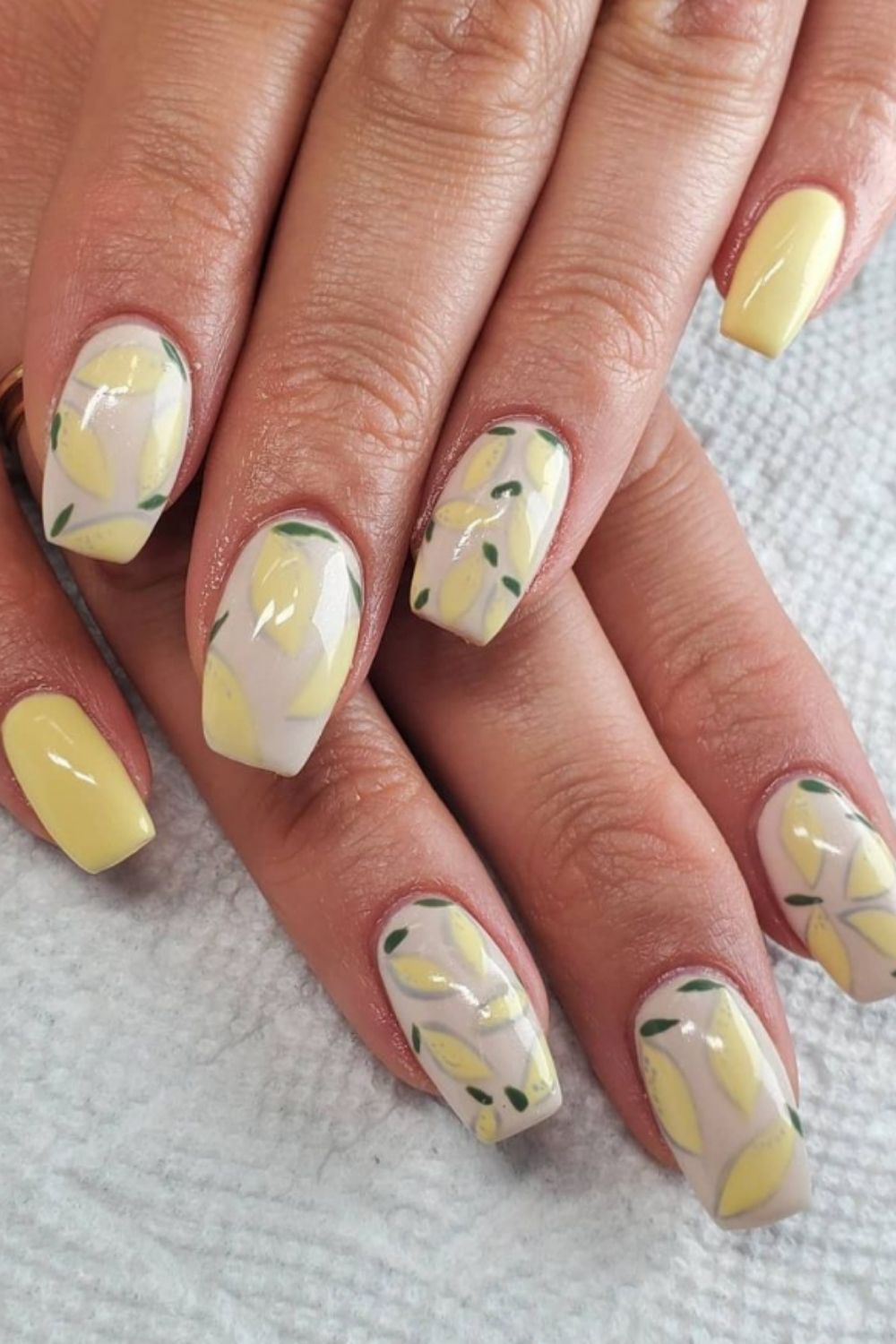 Cute summer nails are trendy in the summer holiday 