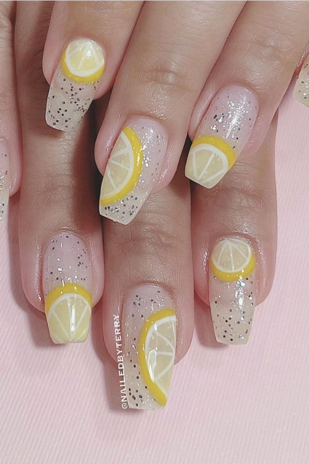 Cute summer nails are trendy in the summer holiday 