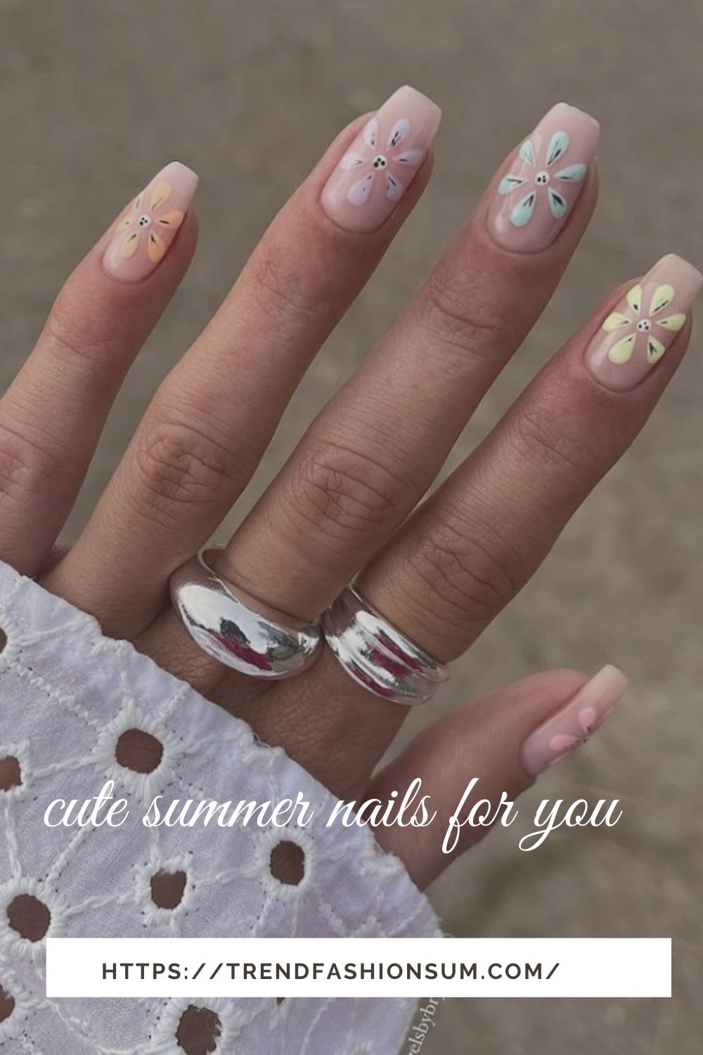 Cute summer nails are trendy in the summer holiday 