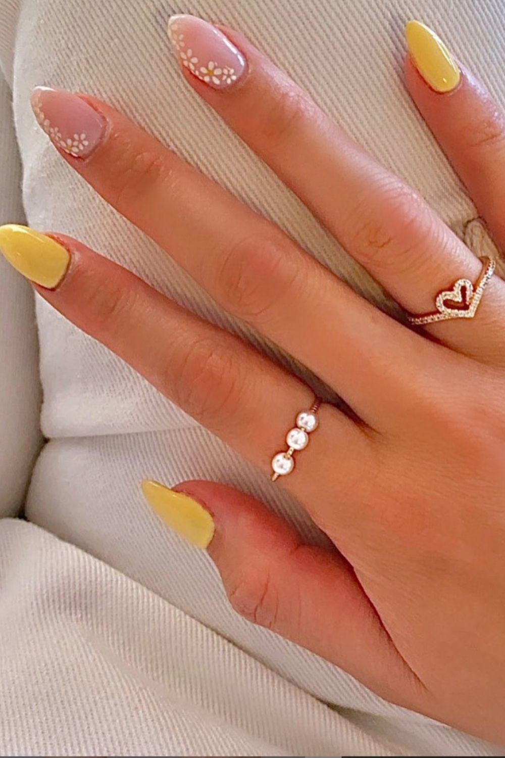 Cute summer nails are trendy in the summer holiday 