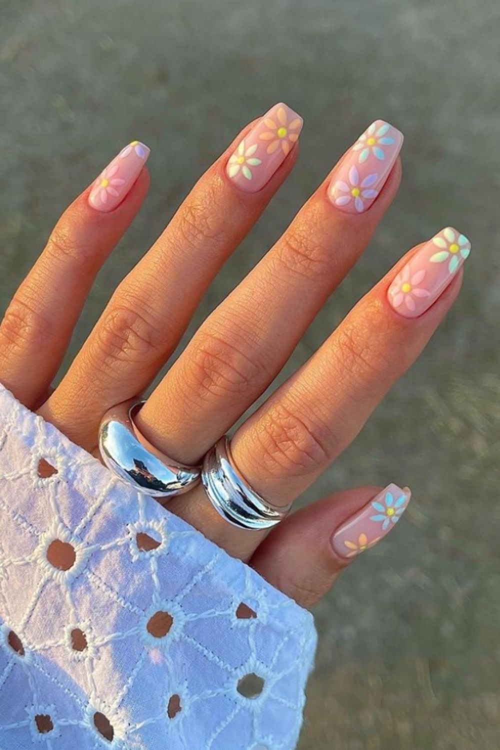 Cute summer nails are trendy in the summer holiday 