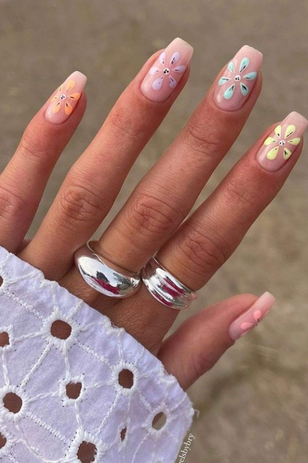 Cute summer nails are trendy in the summer holiday 