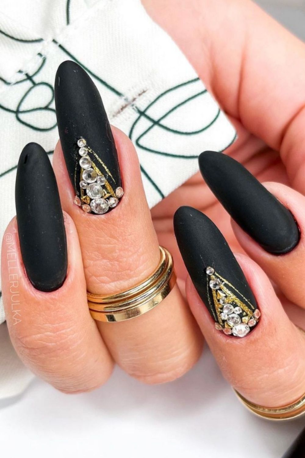 35 Awesome black nails to try in your next nail designs