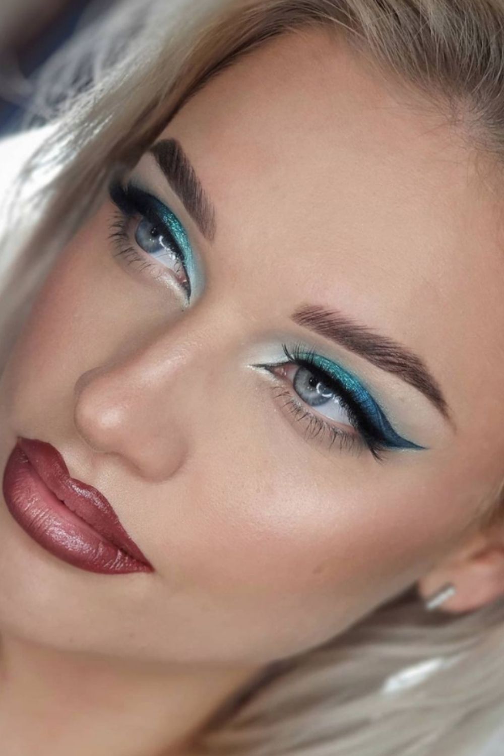 Ways to Make Blue Eyes Pop with Proper Eye Makeup