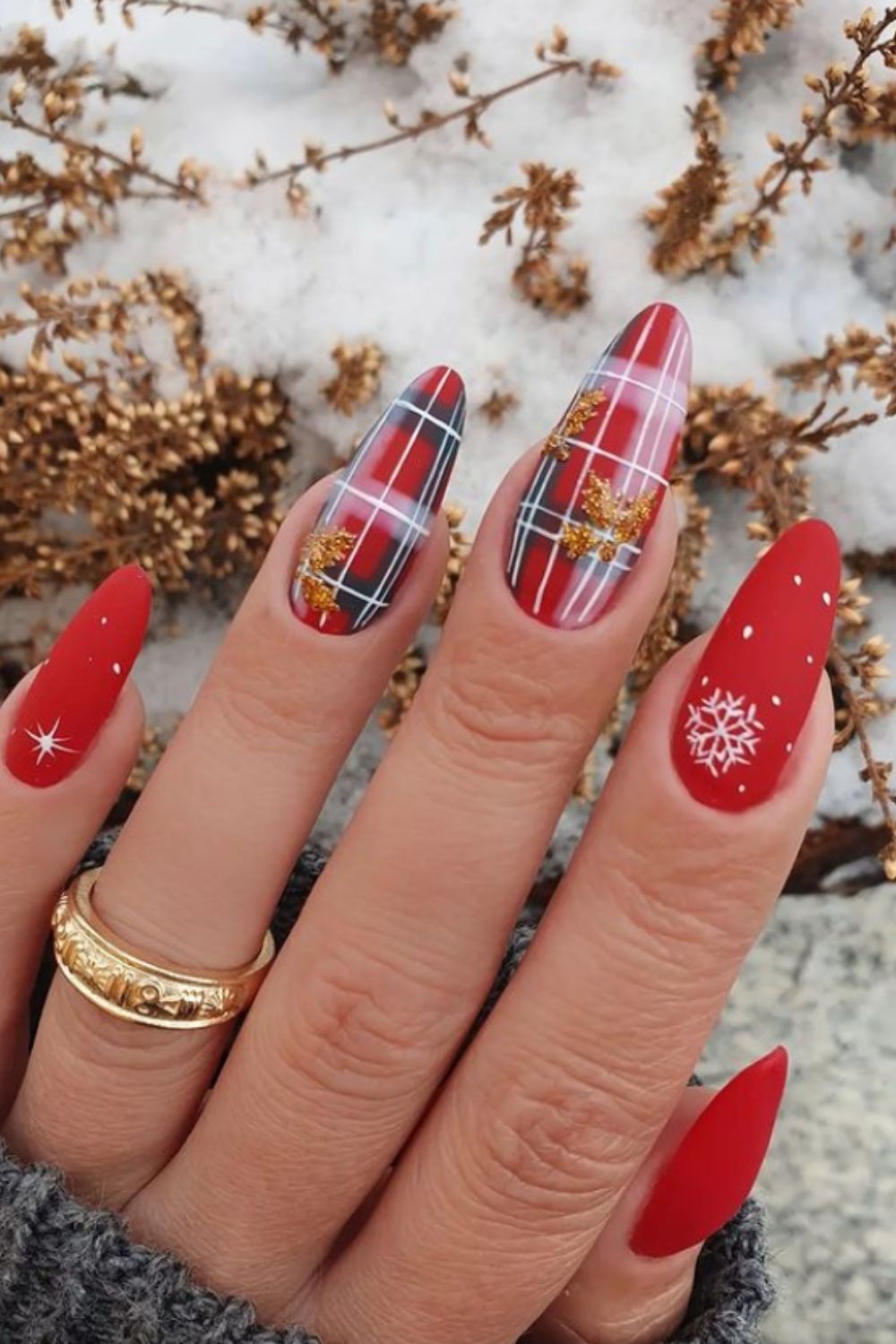 30 Simply Beautiful Christmas Nail Designs You’ll Love