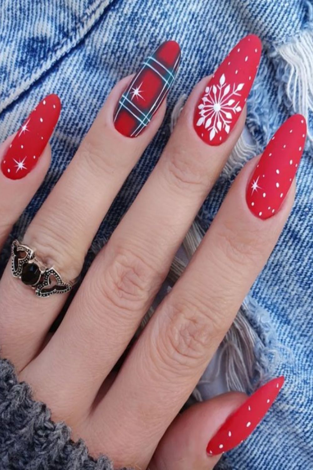 30 Simply Beautiful Christmas Nail Designs You’ll Love