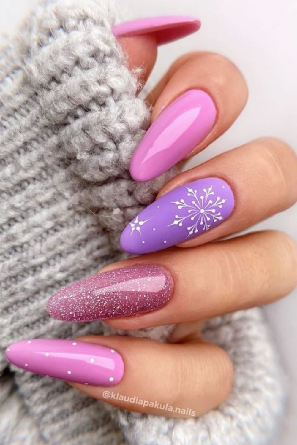 30 Simply Beautiful Christmas Nail Designs You’ll Love