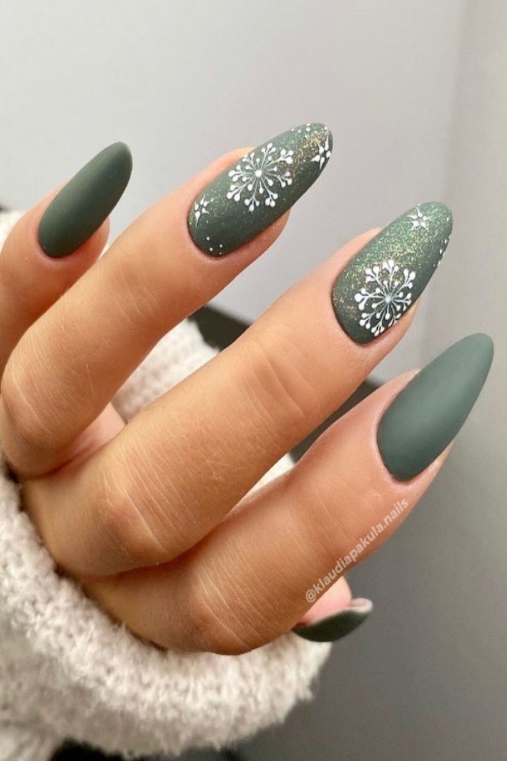 30 Simply Beautiful Christmas Nail Designs You’ll Love