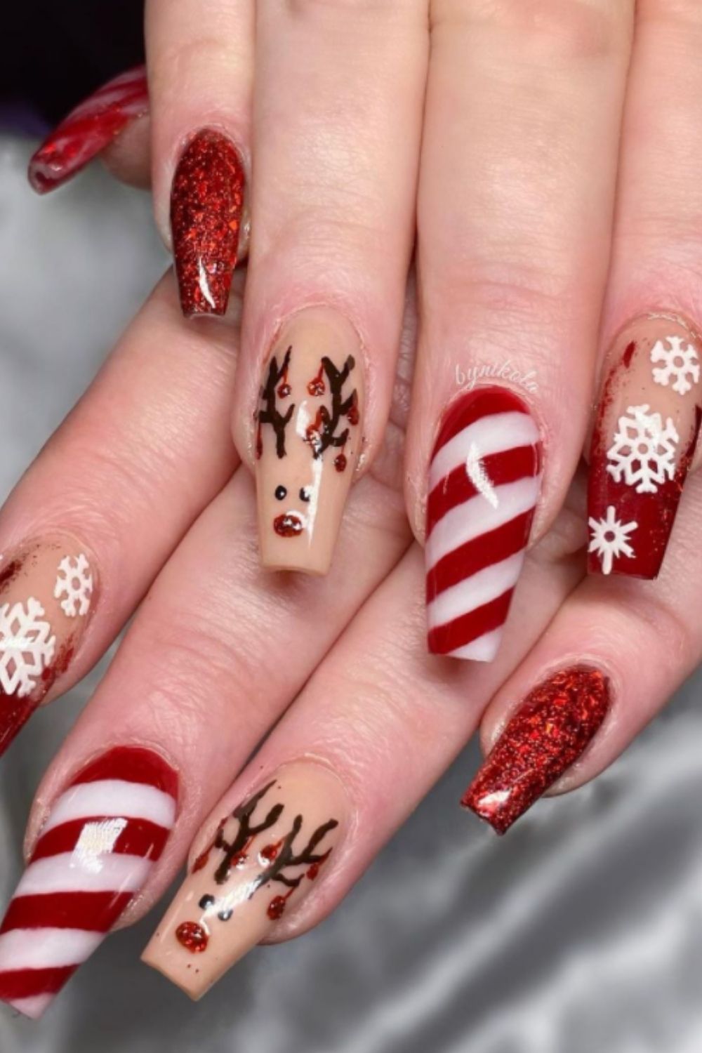 30 Simply Beautiful Christmas Nail Designs You’ll Love