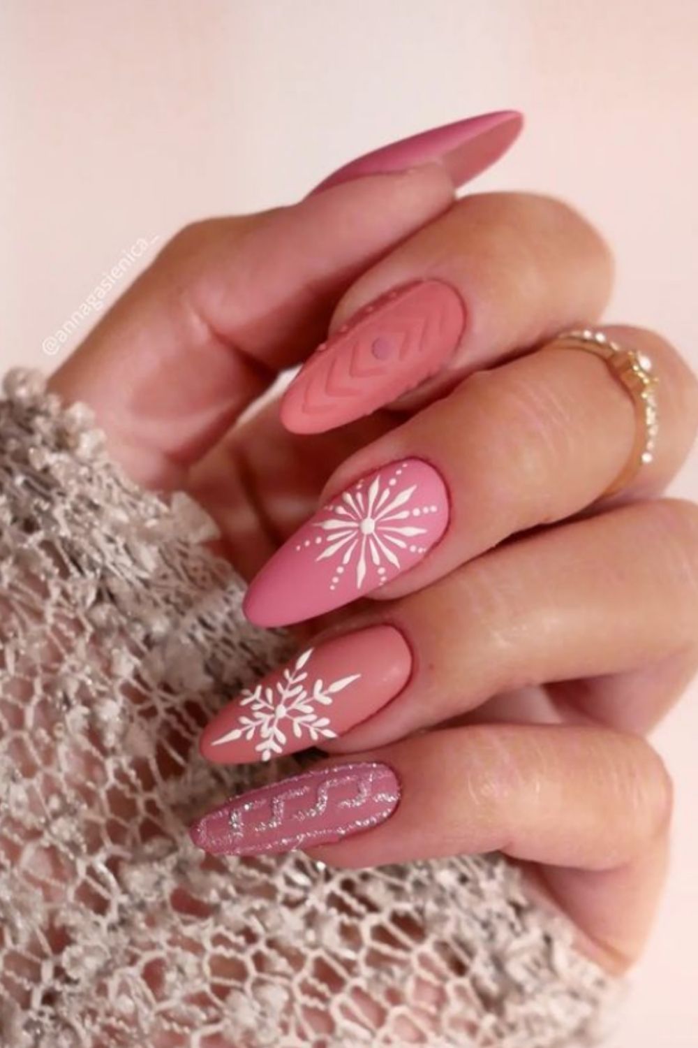 30 Simply Beautiful Christmas Nail Designs You’ll Love