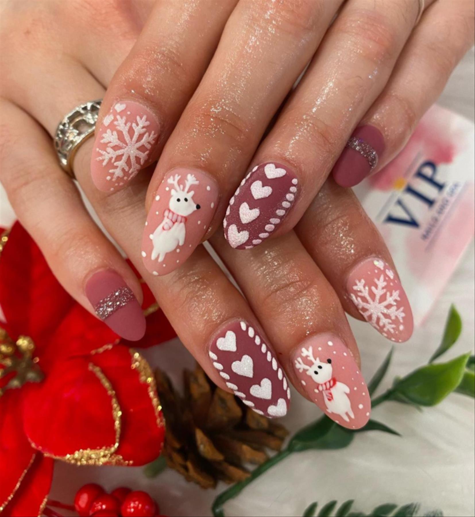 30 Christmas Nail colors with Holiday nail designs 2021