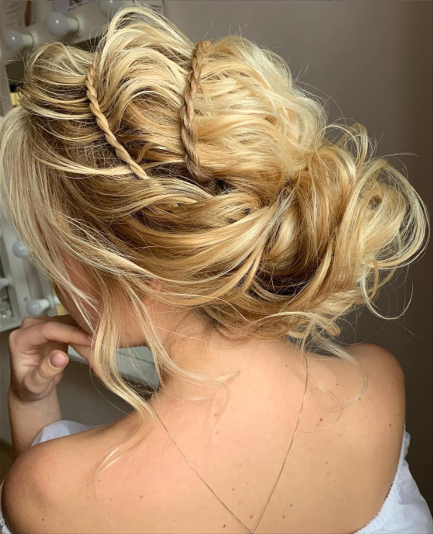 Stunning Prom Hairstyles to Elevate Your Look 2022