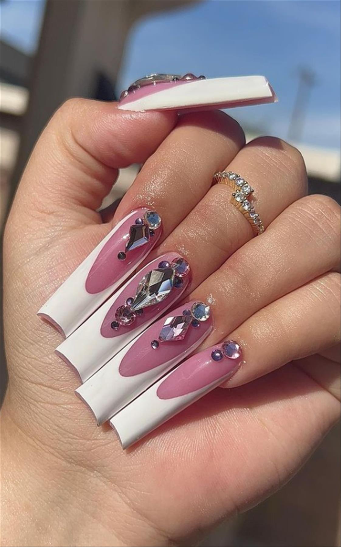 Adorable pink nails design to rock in 2022